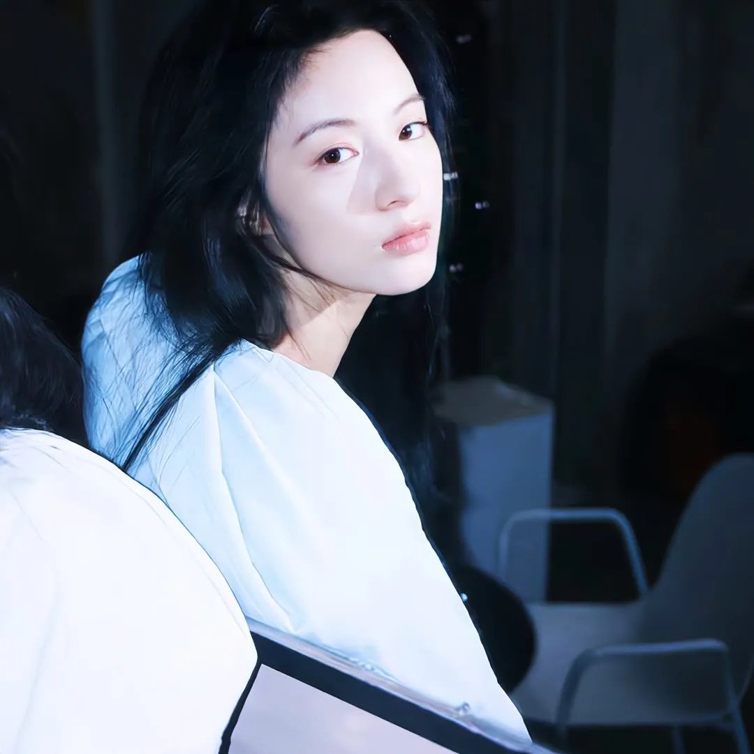 昂首挺胸
